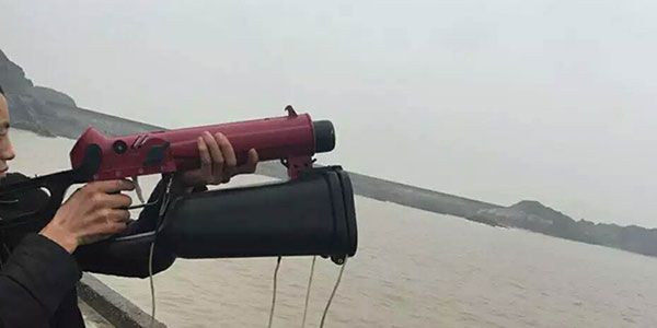 How to use the line throwing gun folding stock?