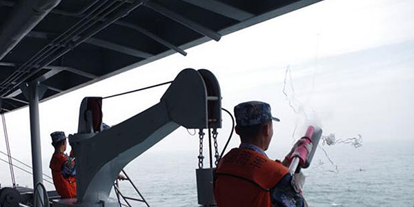 How to operate firefighting water rescue equipment line thrower?